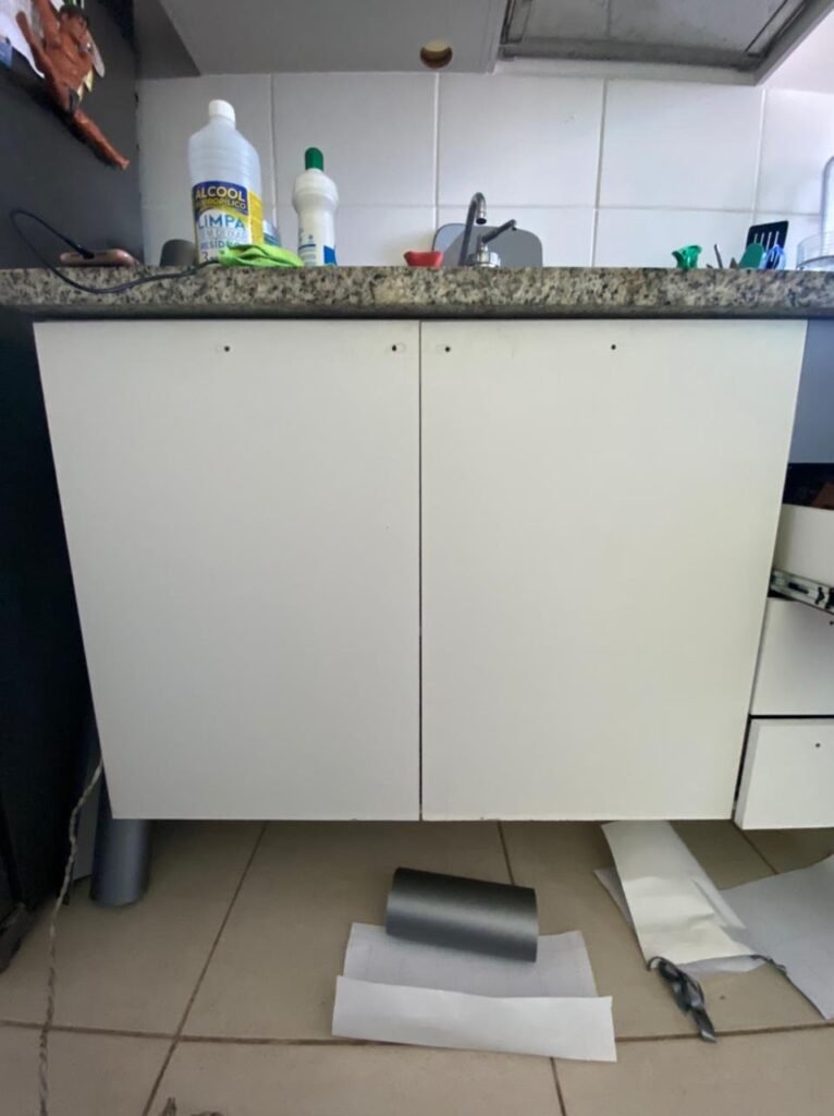 envelopamento adesivagem armario de cozinha antes